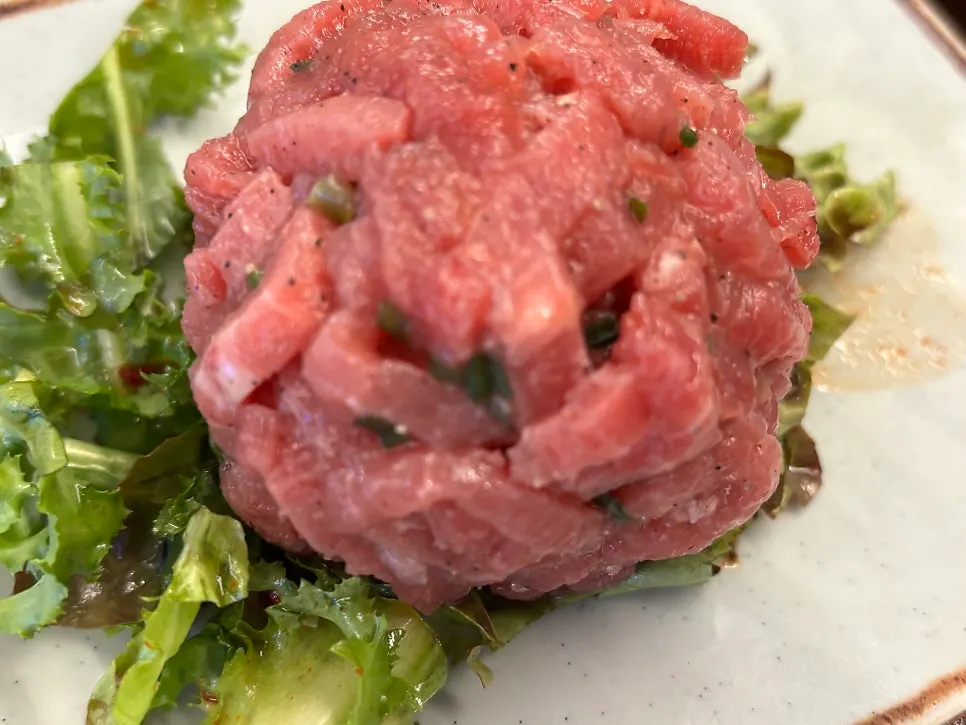 기본 반찬으로 나온 육회