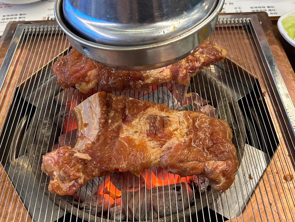 Marinated galbi placed on the grill