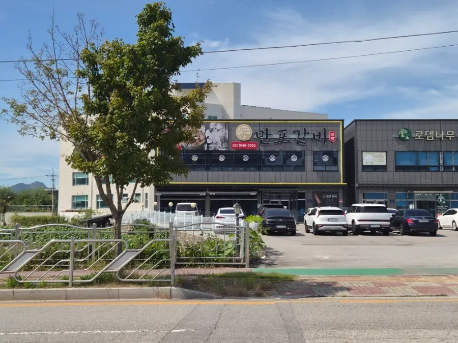 Parking area in front of Manpo Galbi Yangju Main Branch