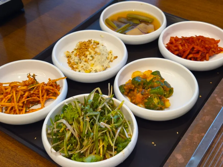Basic side dishes served at Manpo Galbi