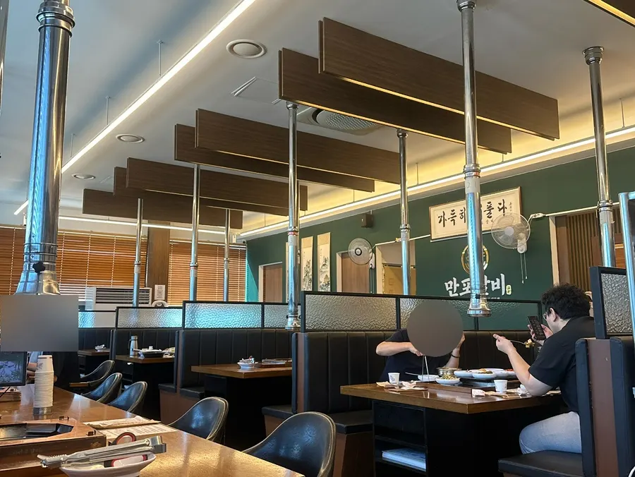 Neatly arranged interior of Manpo Galbi Yangju Main Branch