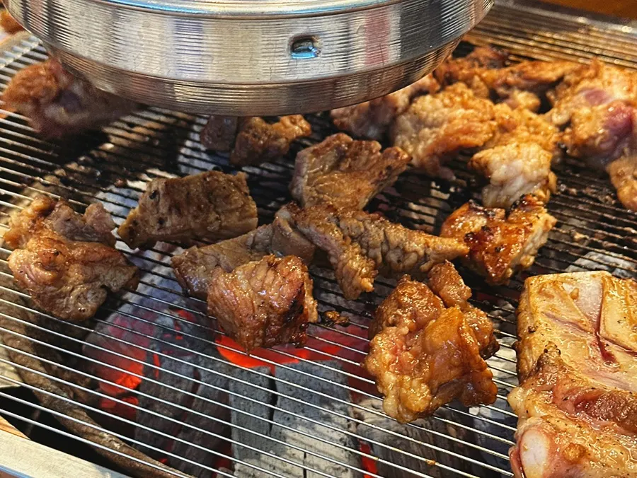 Pork galbi combined with side dishes