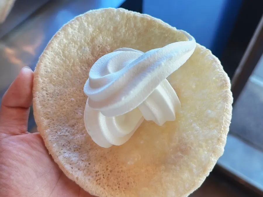Bbeong-screem made with puffed rice snack and ice cream