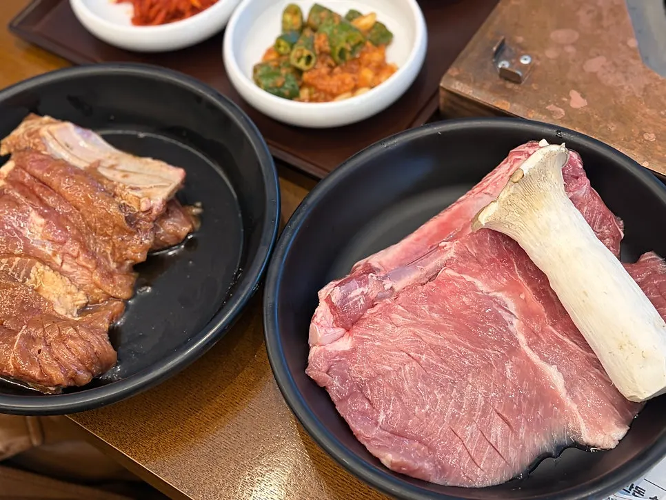 생갈비와 양념갈비 주문 후 세팅된 자리