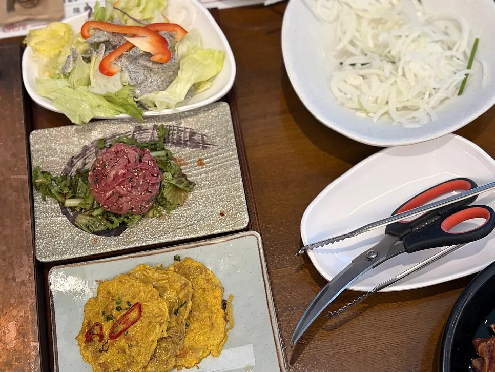 고기 전에 차려진 만포갈비 기본찬 상차림