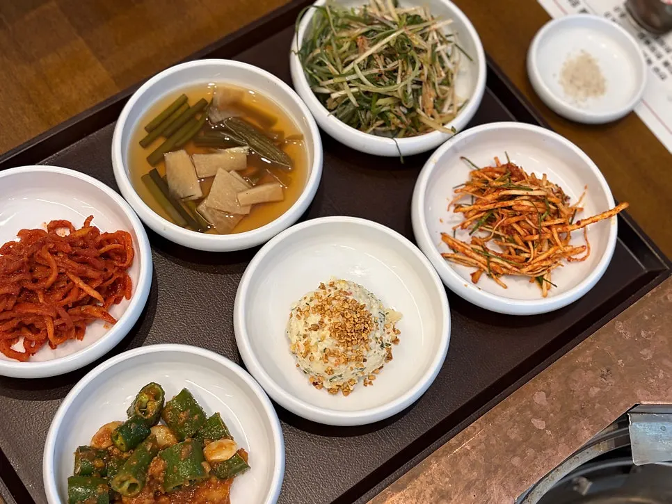 여러 가지 반찬이 깔린 갈비집 기본 상차림