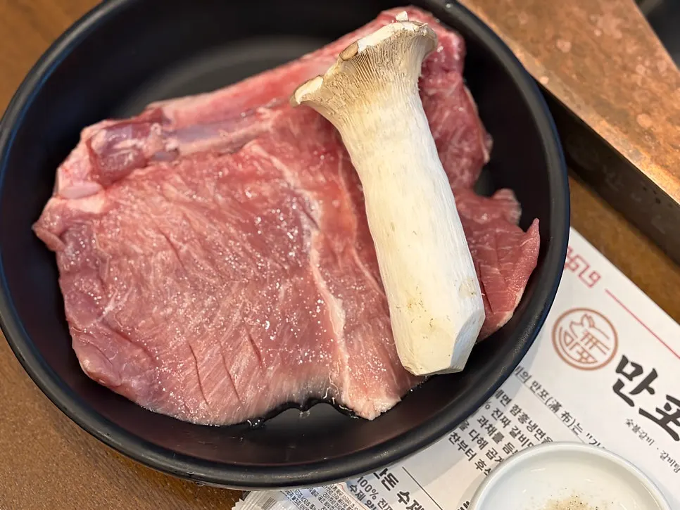 불판에 올린 생갈비