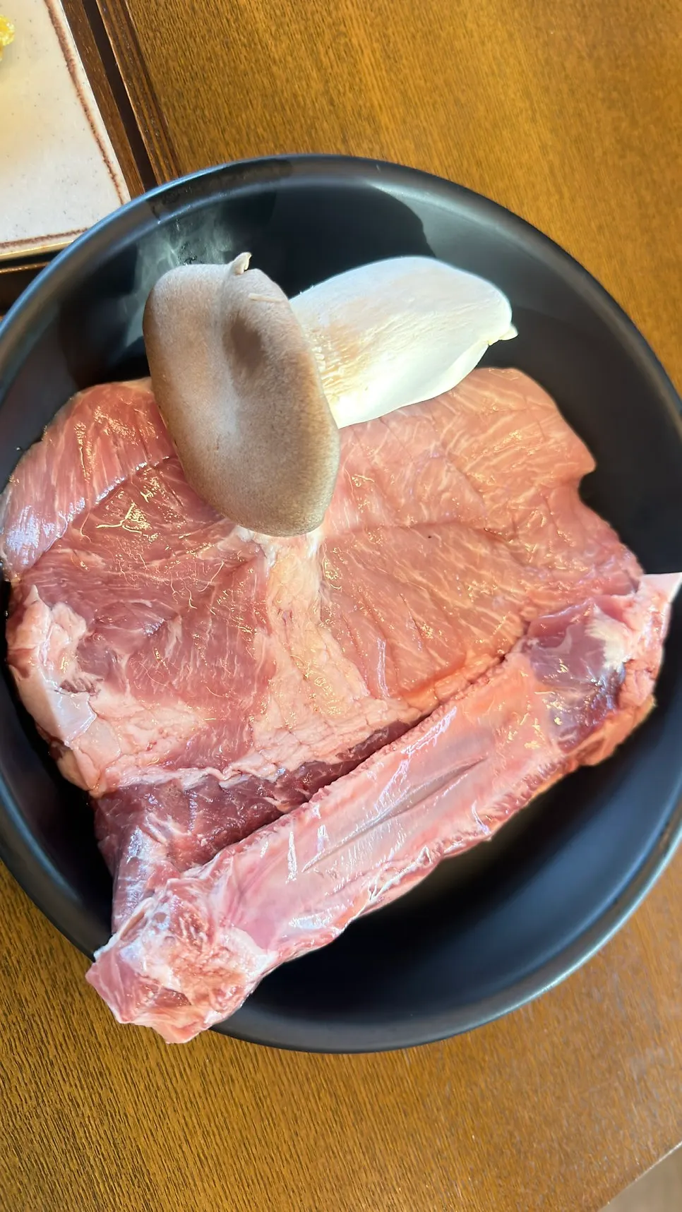 숯불 불판에 올린 한돈생갈비 2인분