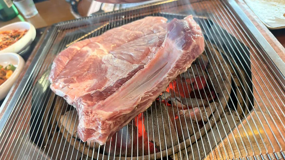 통으로 크게 나온 갈비를 굽는 모습
