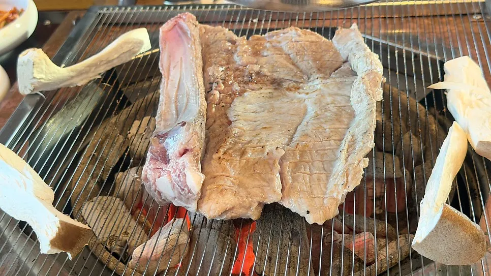 구워서 잘라 놓은 숯불갈비 한가득