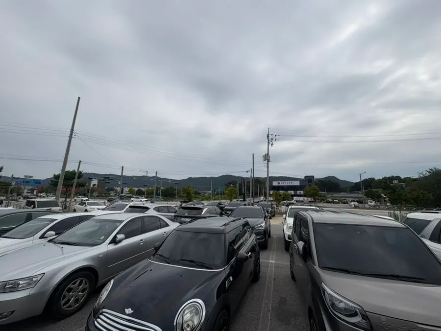 Manpo Galbi Yangju Main Branch building and spacious parking lot