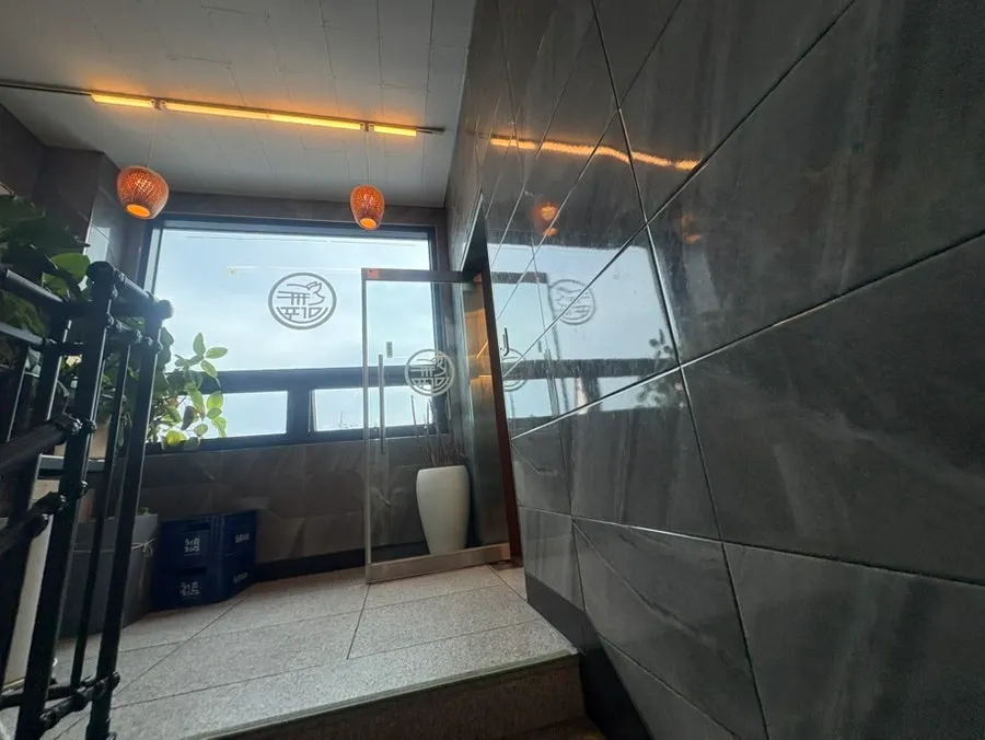 Interior of the hallway leading to the 2nd floor