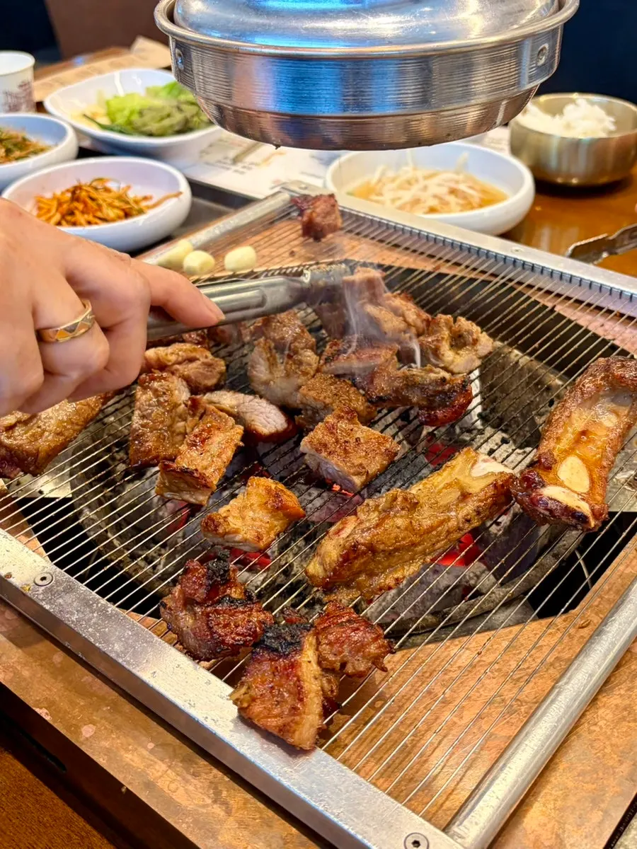 Charcoal and grill plate setup at Manpo Galbi