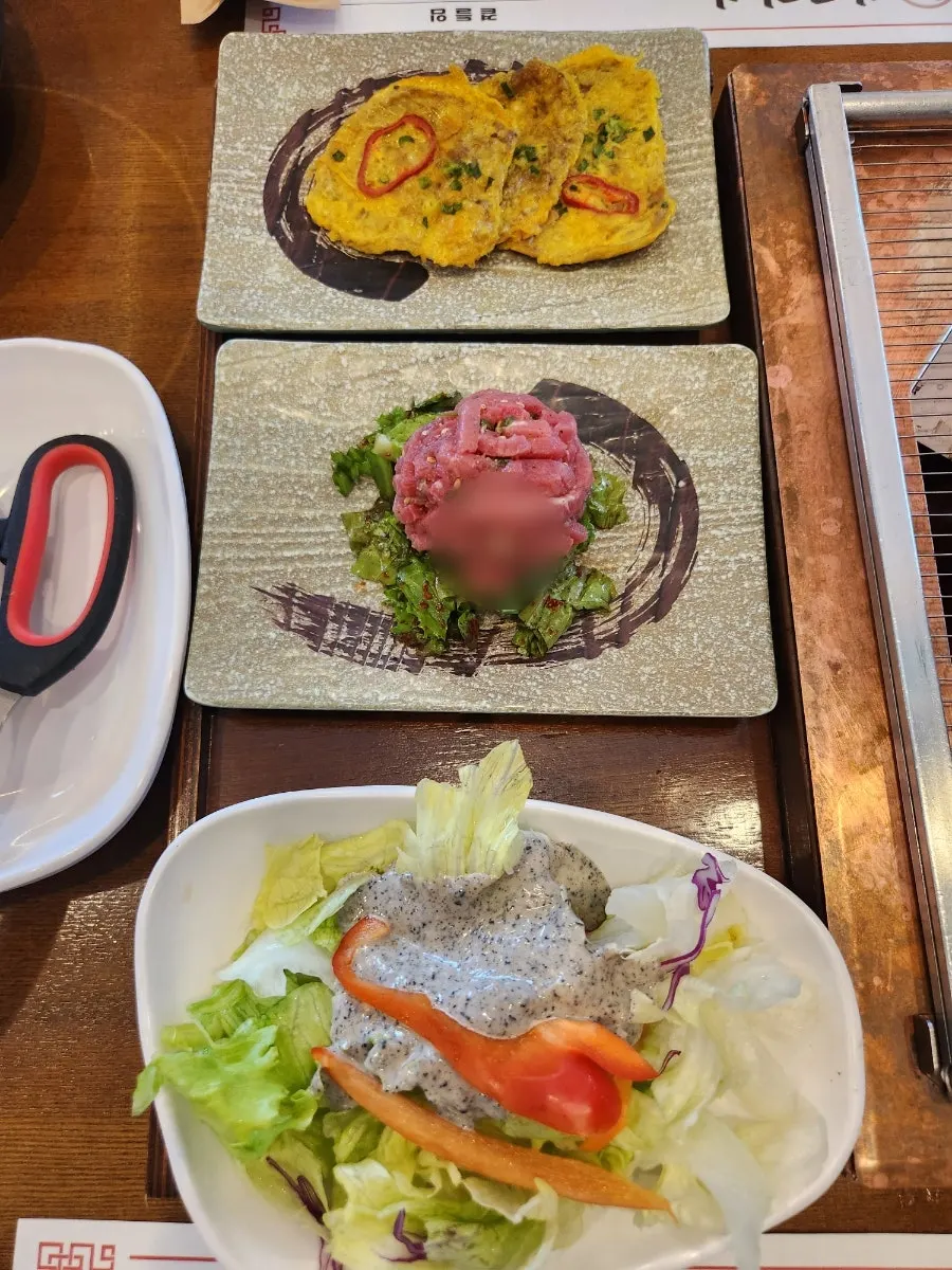 샐러드와 장아찌가 깔린 기본 반찬 상차림