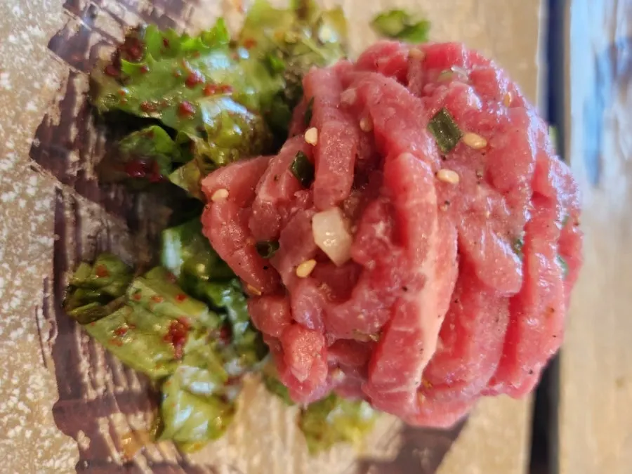 푸짐하게 차려진 밑반찬 한 상