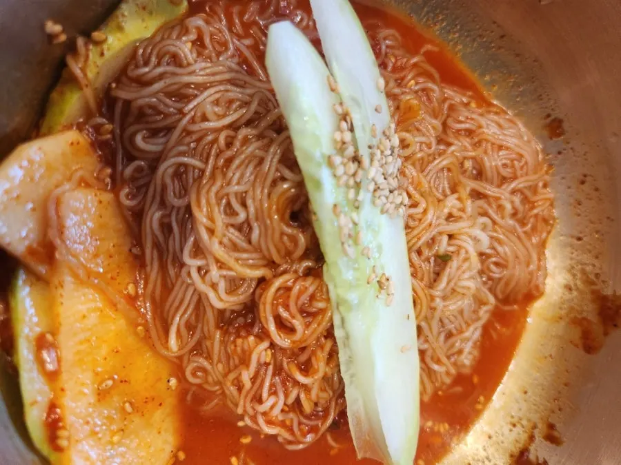 숯불에 올려 굽는 한돈 수제양념갈비