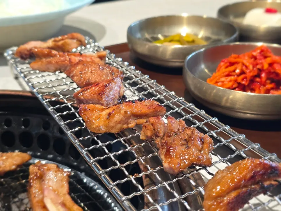 Manpo Garden's seasoned galbi table spread