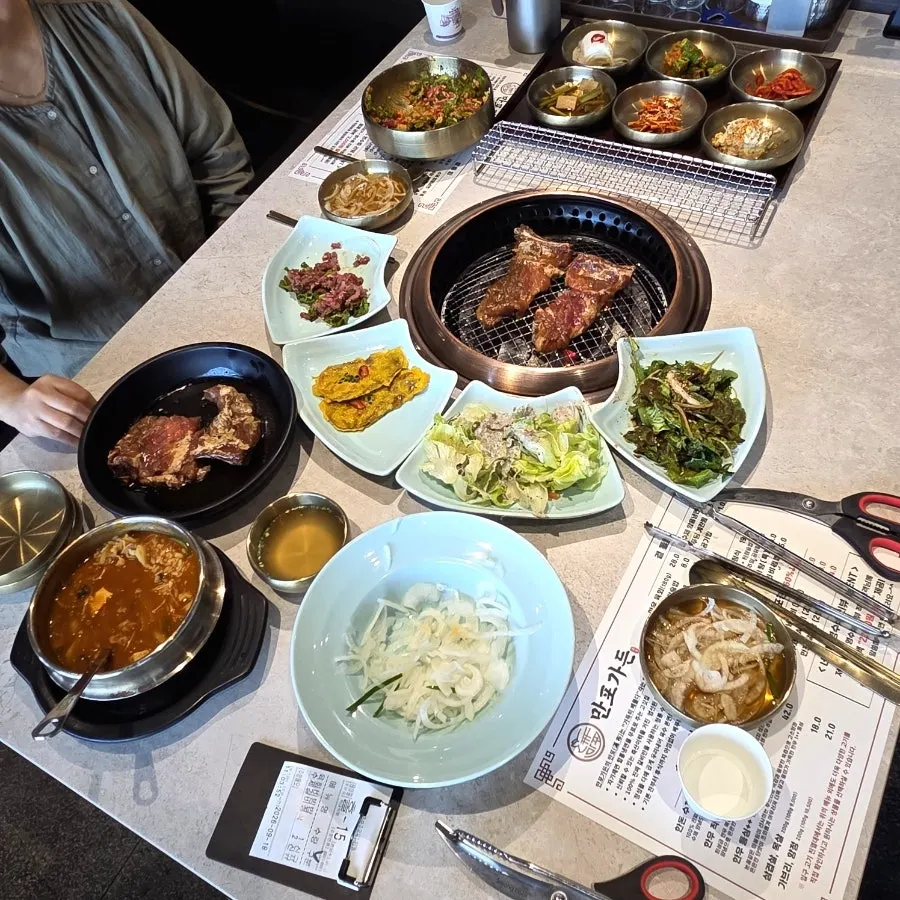 기본찬과 샐러드가 차려진 만포가든 상차림