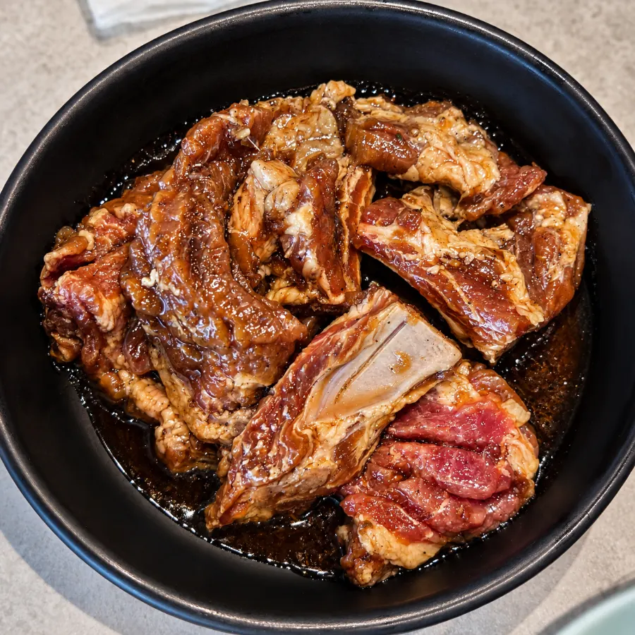 비벼 놓은 육회비빔밥