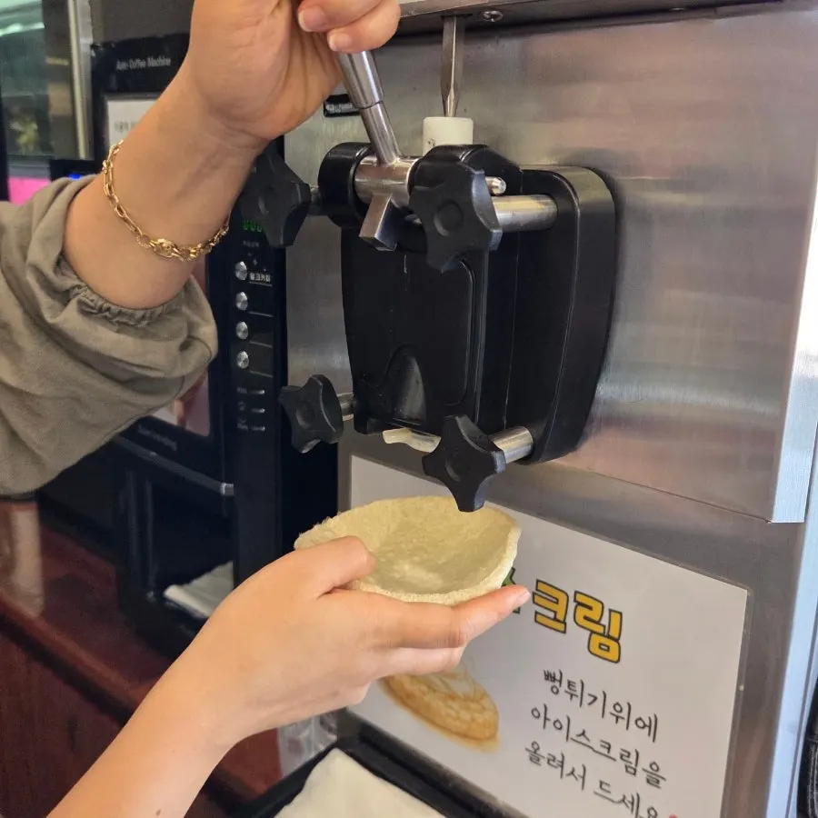 만포가든 후식 코너의 얼음컵과 커피