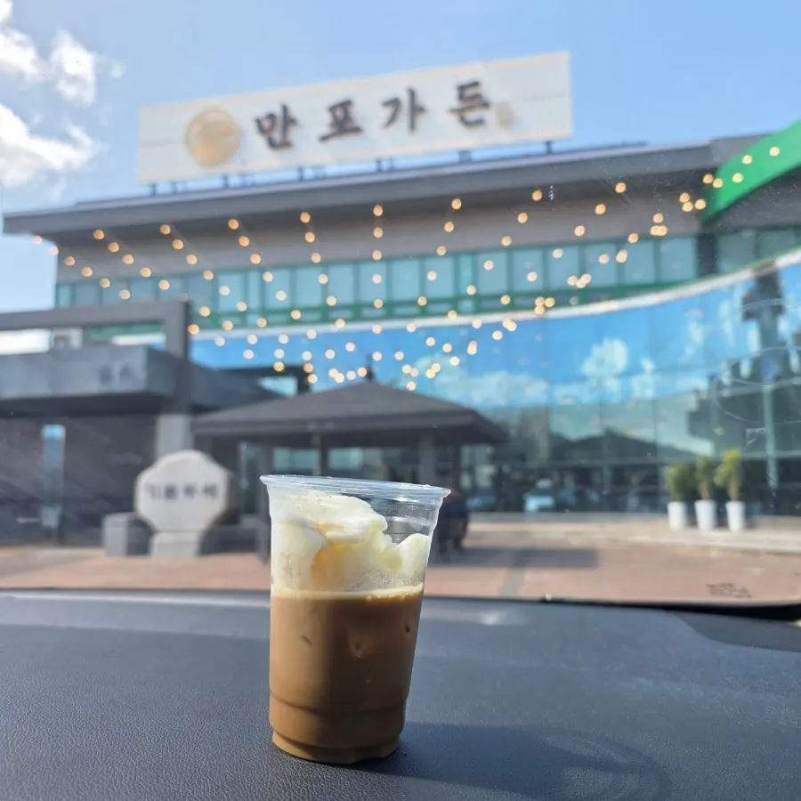 커피에 아이스크림을 넣은 아포가토