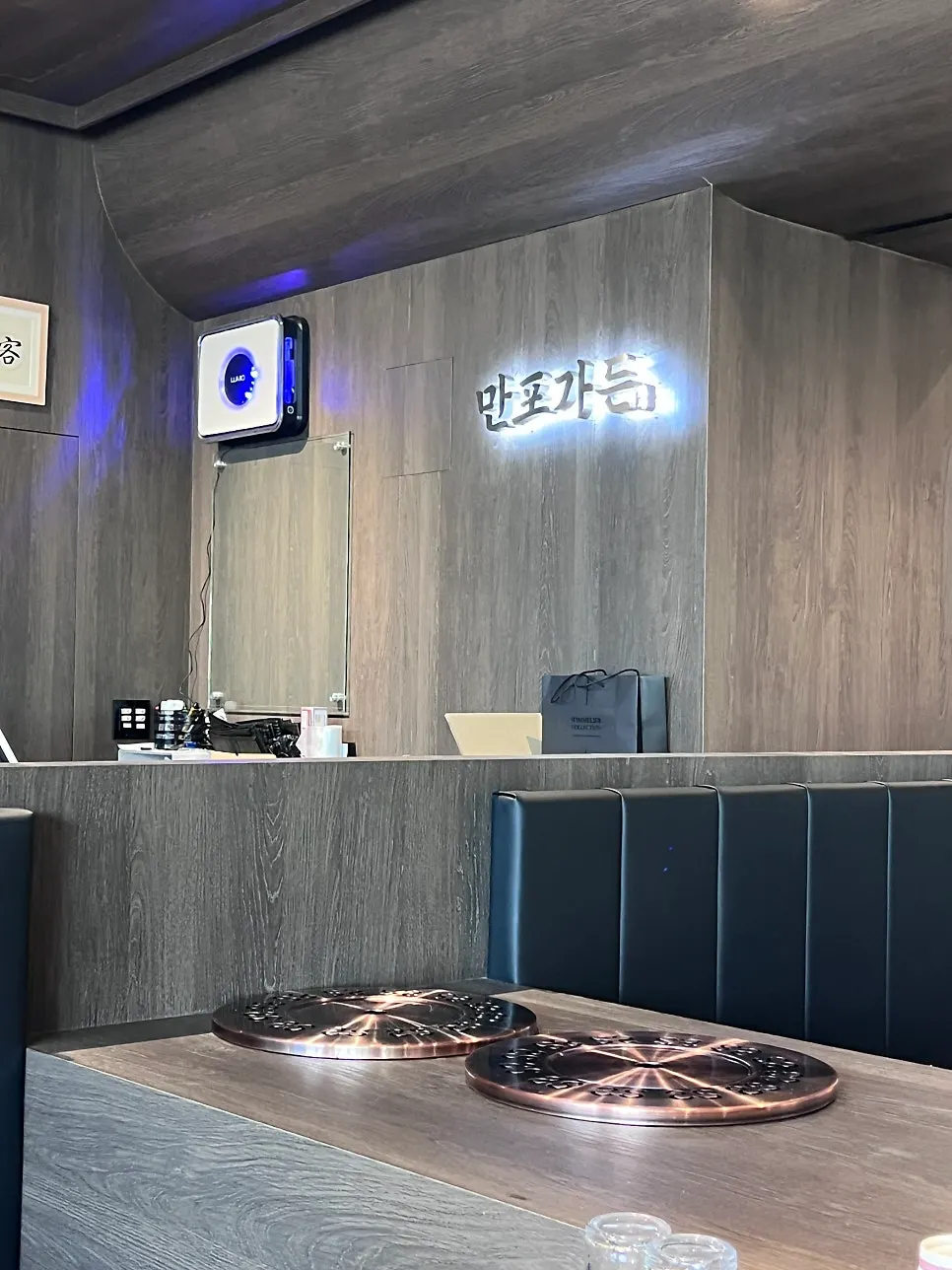 Puffed-rice ice cream machine at the entrance