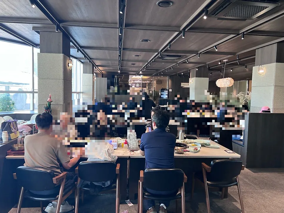 Spacious dining hall at Manpo Garden with seated customers