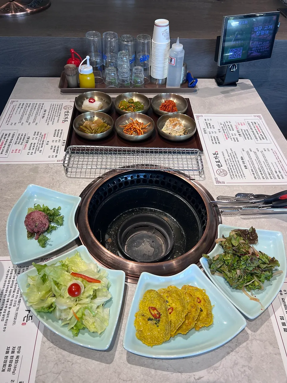 The basic table setting at Manpo Garden