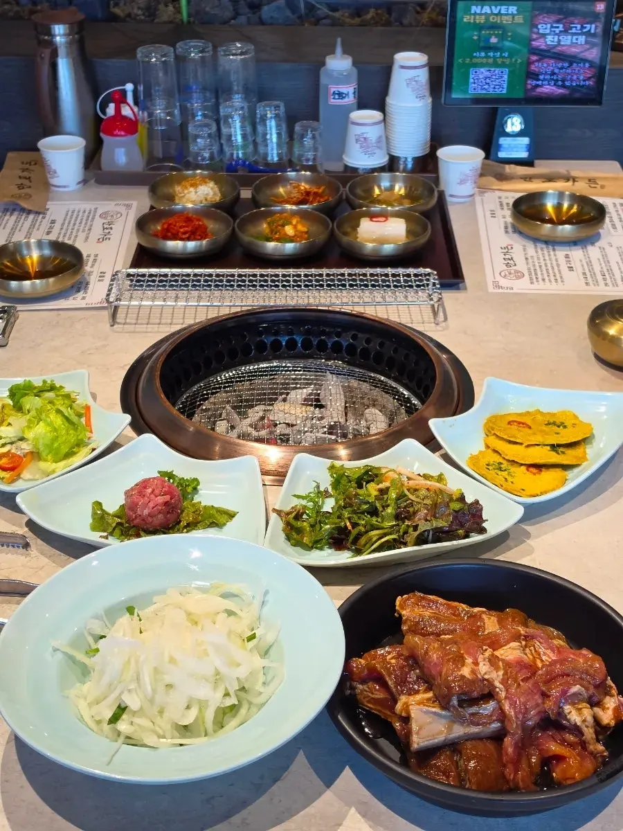 정갈하게 차려진 만포가든 밑반찬 한 상