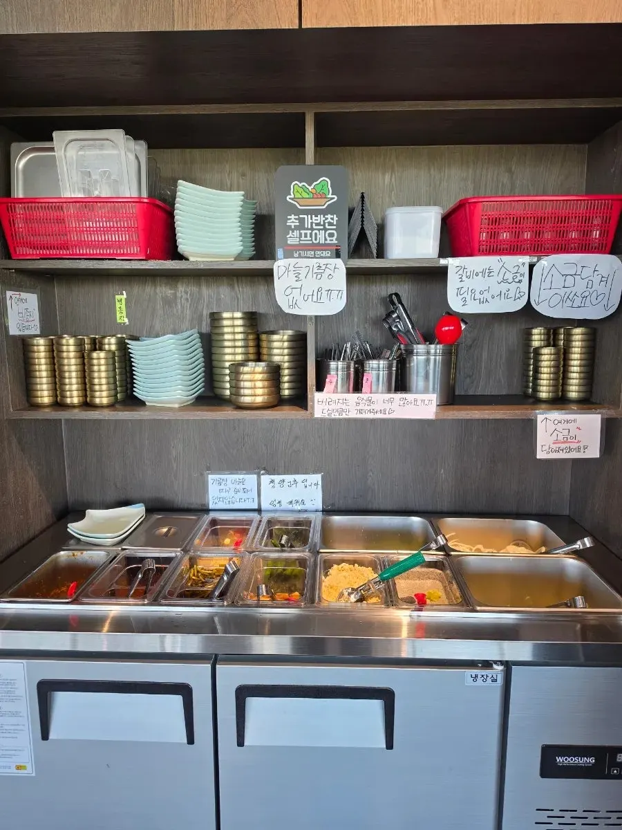 가짓수 많은 밑반찬 접시