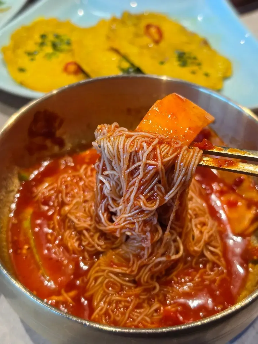 양념이 올라간 비빔냉면