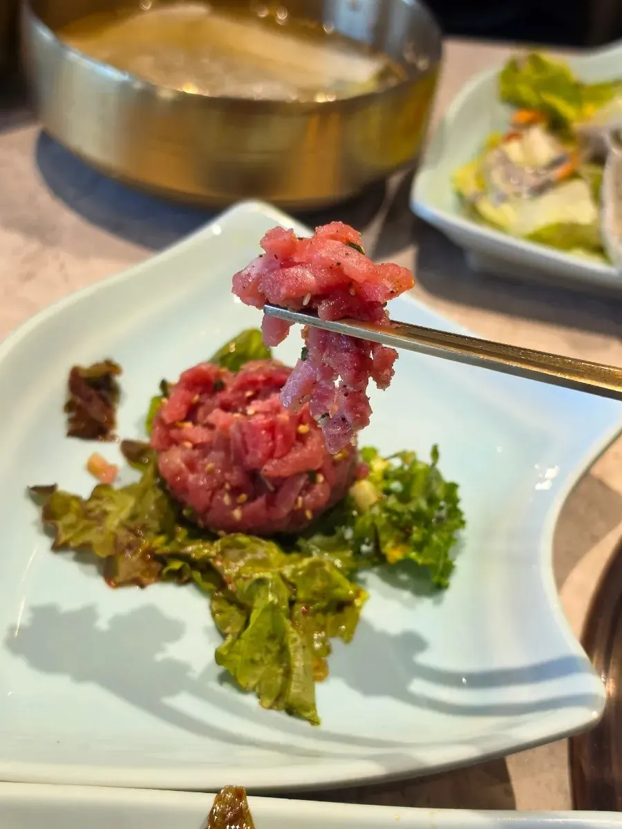 과일 양념 한돈 수제갈비 굽는 모습