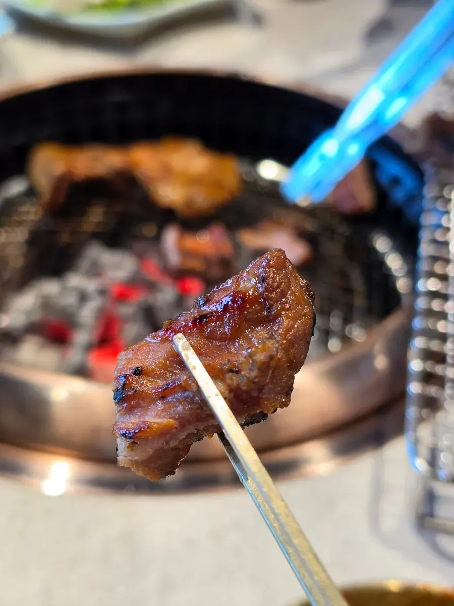 고슬고슬한 공깃밥과 갈비 한 점