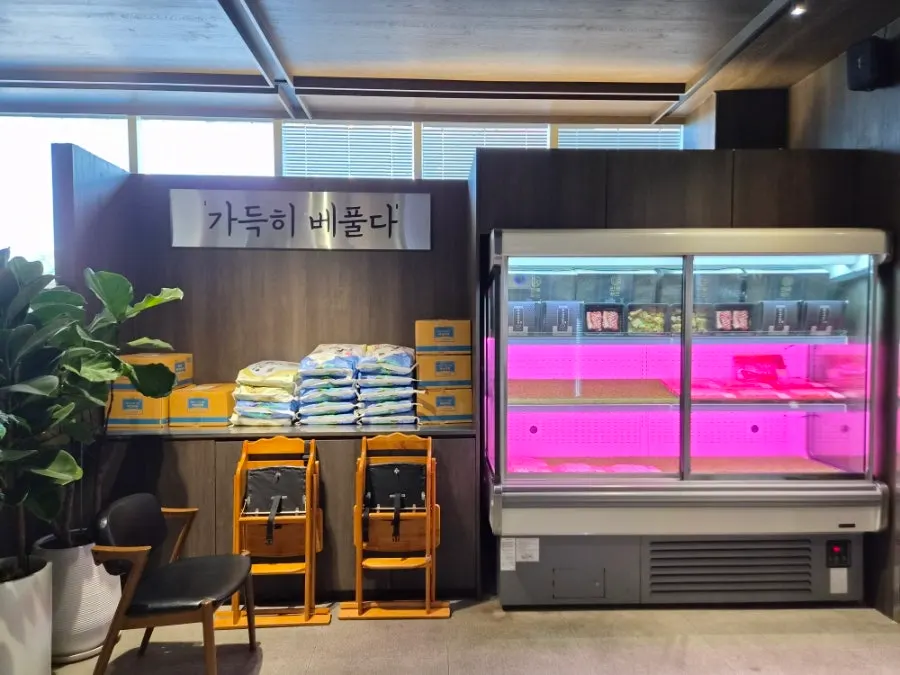깔끔하게 정돈된 만포가든 내부