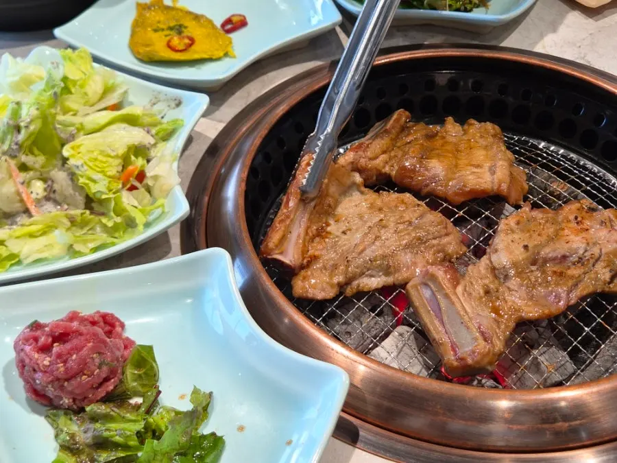 노릇하게 익은 양념 돼지갈비