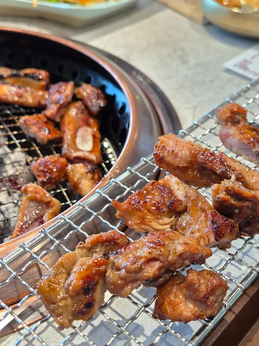 양파절임에 곁들인 돼지갈비 한 점
