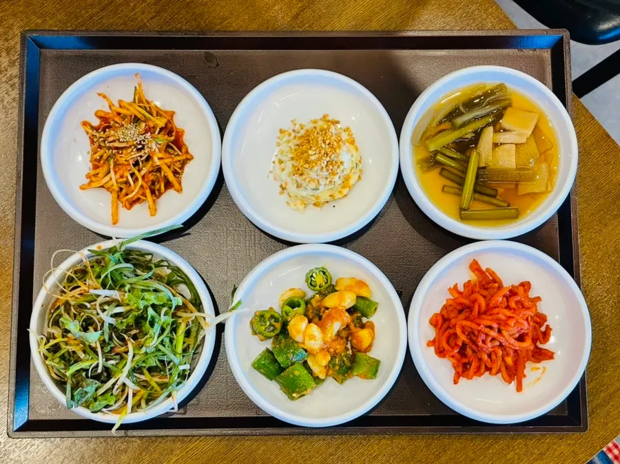 Rib table spread with yukhoe and yukjeon