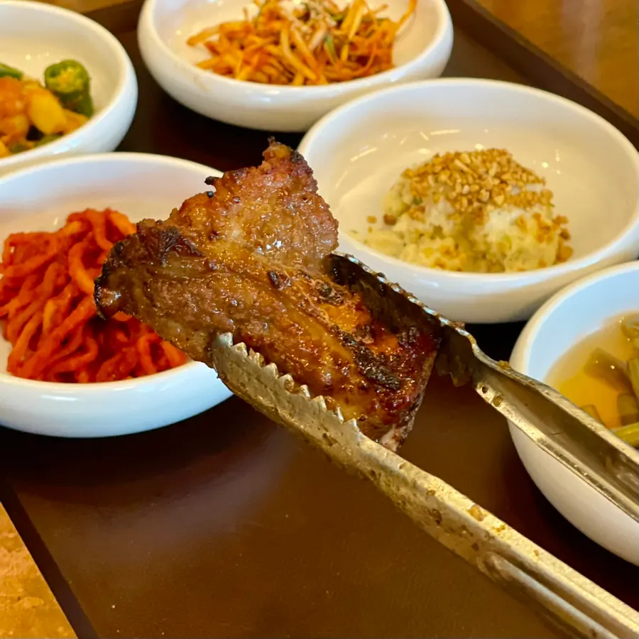 Pork rib served with shredded onion