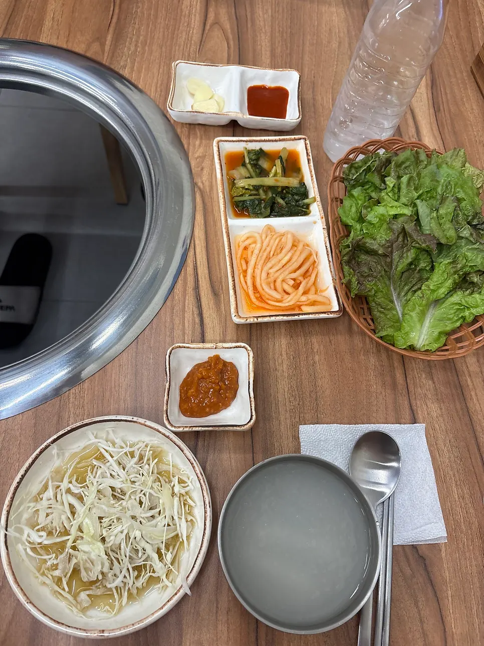 벽에 걸린 사인 액자들