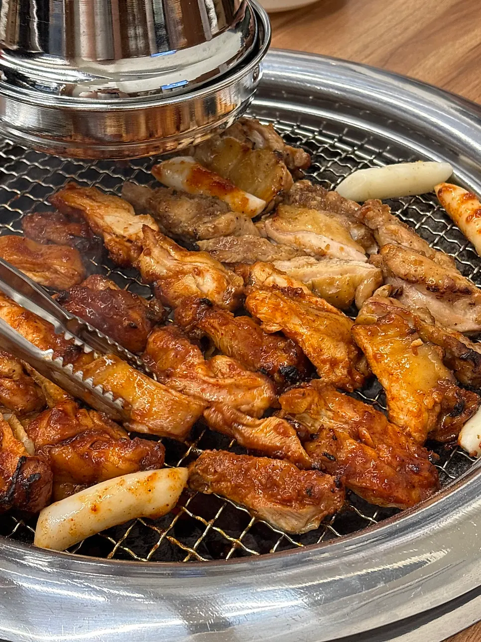 숯불 위에서 구워지는 닭갈비