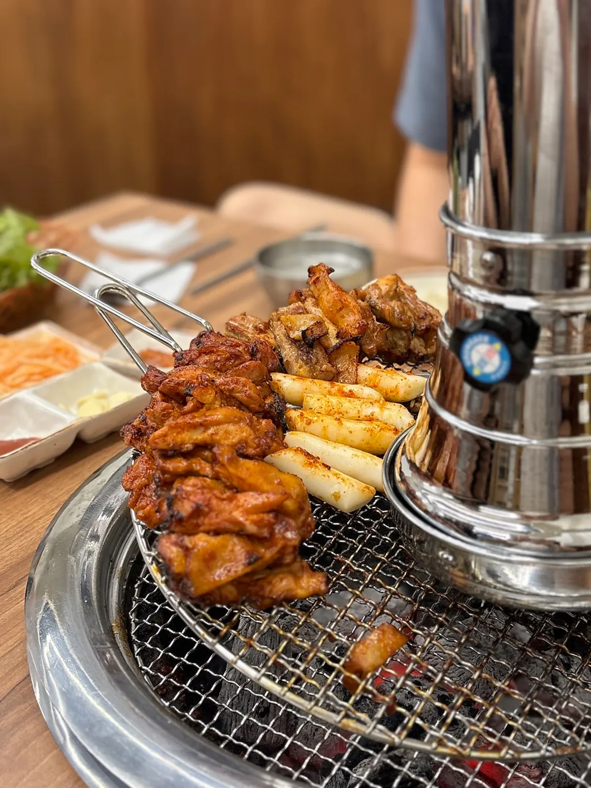 노릇하게 익은 숯불닭갈비 한 점