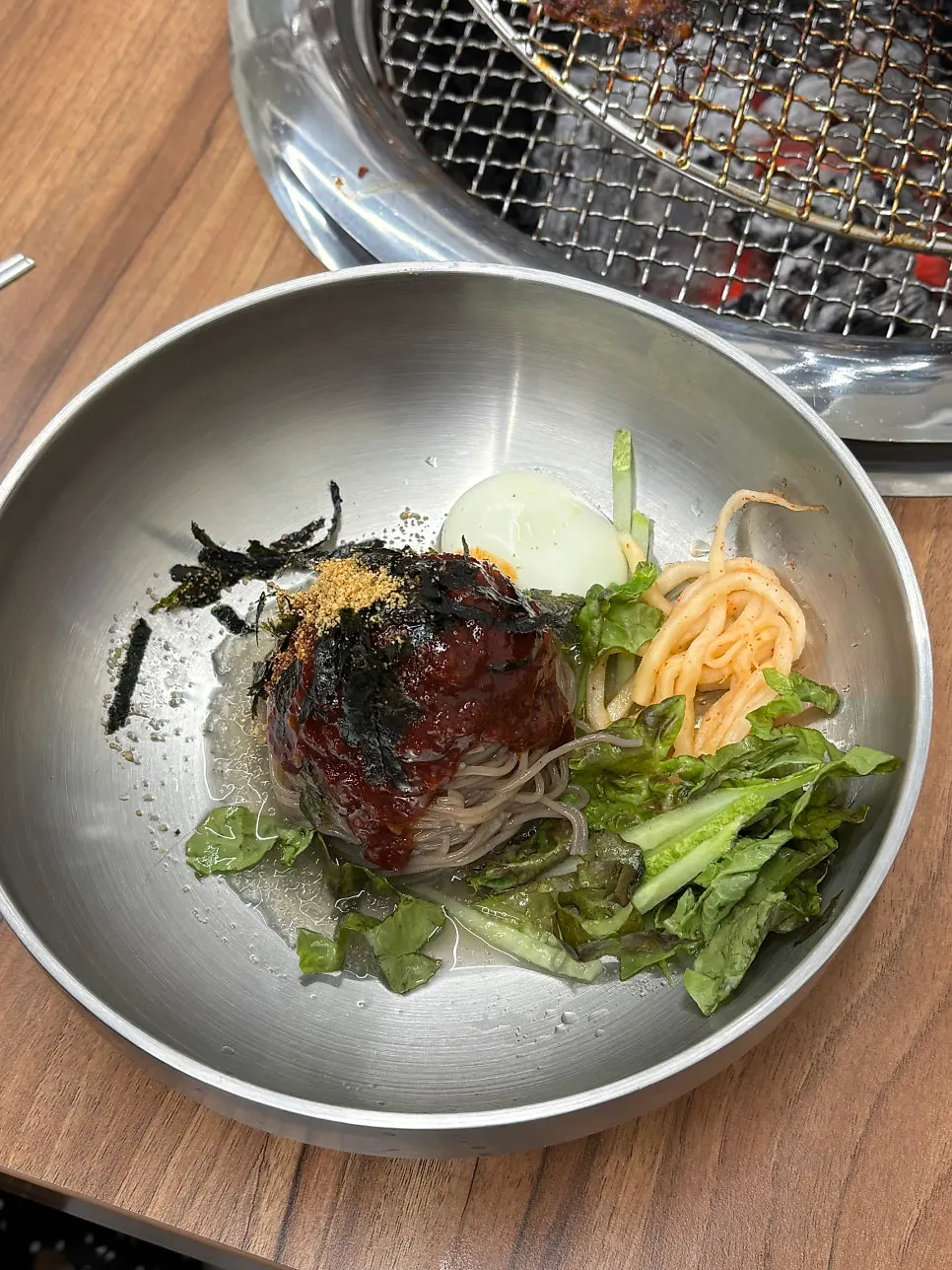 상추에 닭갈비와 마늘, 김치를 올린 쌈