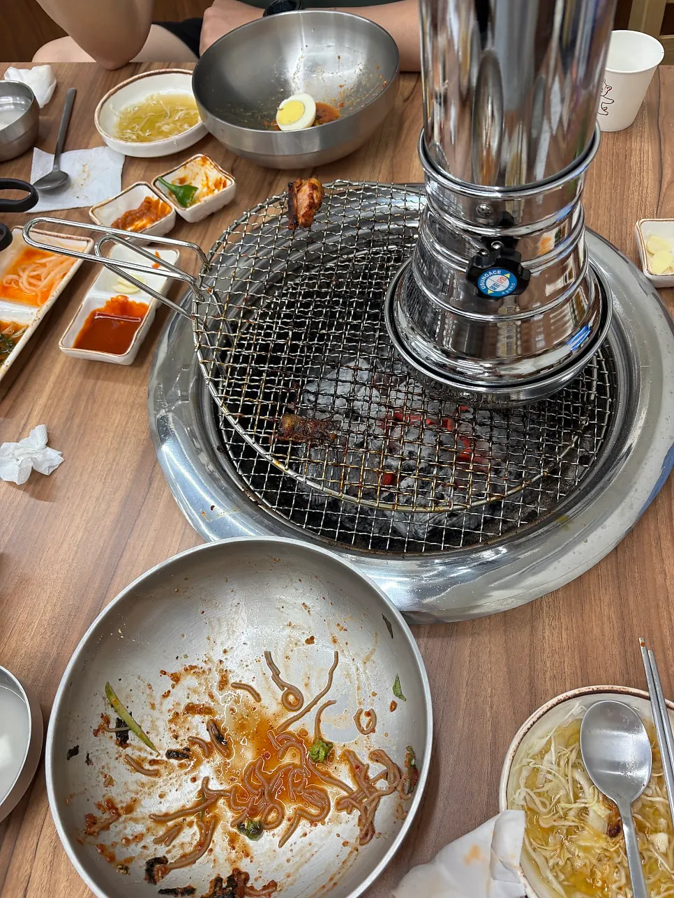 테이블에 놓인 식초와 겨자, 양념장