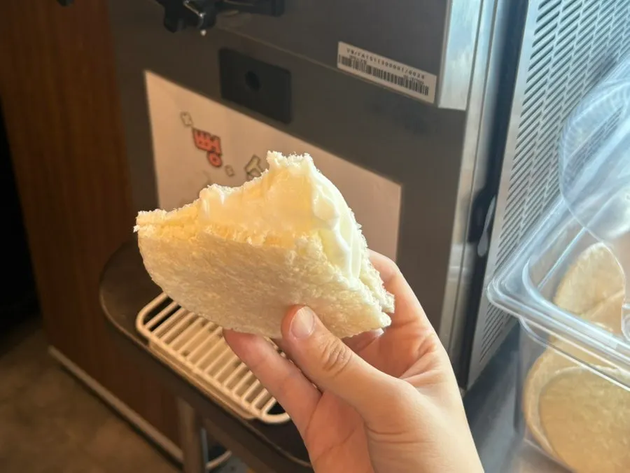 Bbeong-tteok ice cream offered at the entrance