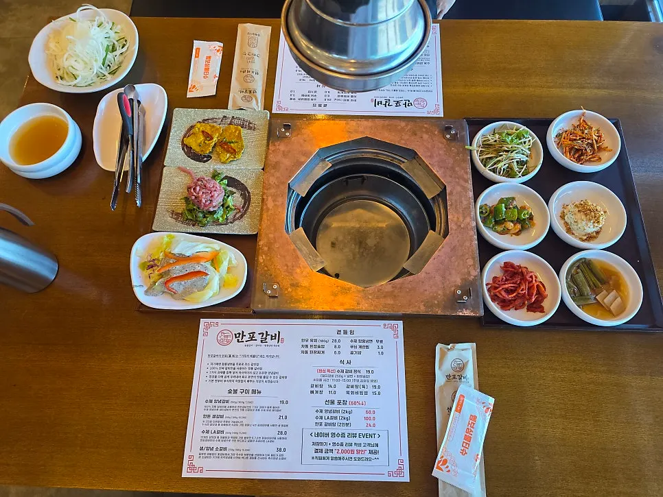 육회 육전 샐러드 등 밑반찬이 차려진 테이블