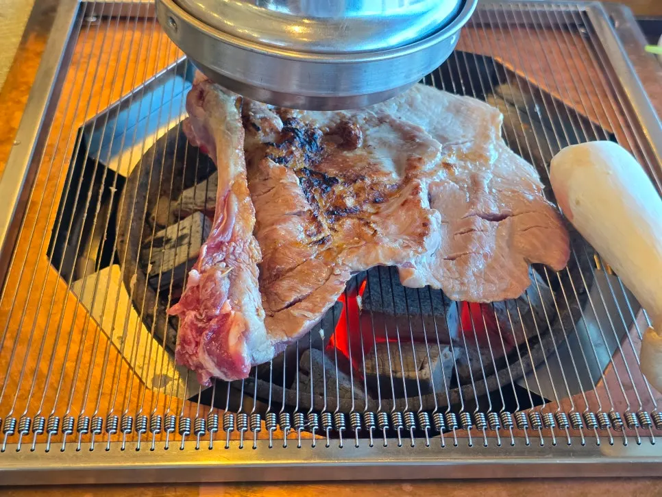 테이블에 놓인 한돈생갈비 2인분