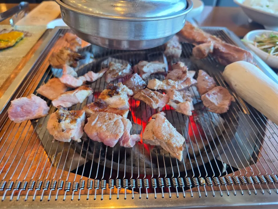 불판 위에서 구워지는 생갈비