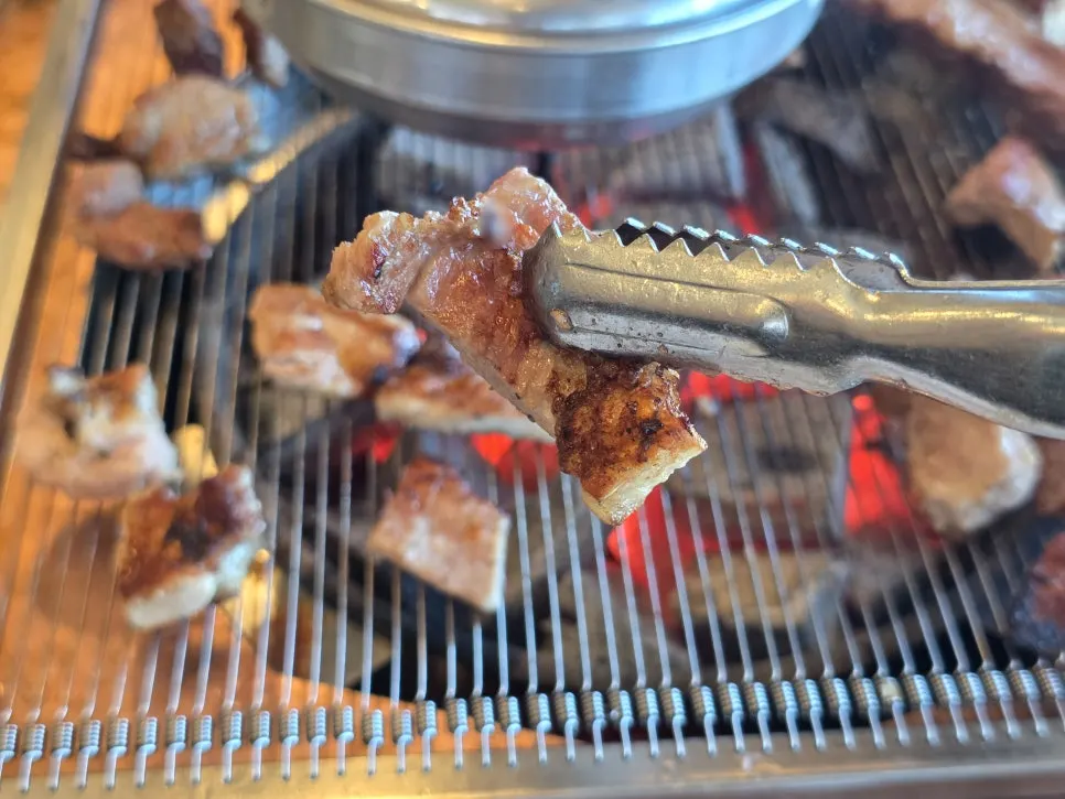 잘 익은 생갈비 첫 점