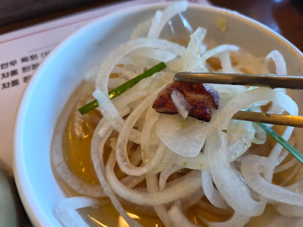 차돌박이와 채소가 든 차돌된장찌개