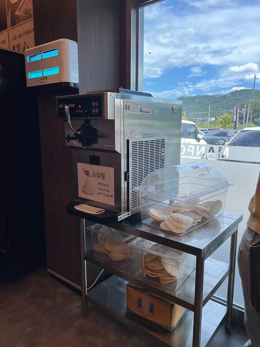 มุมของหวานเป้งทวีกิและไอศกรีมของร้าน Manpo Galbi